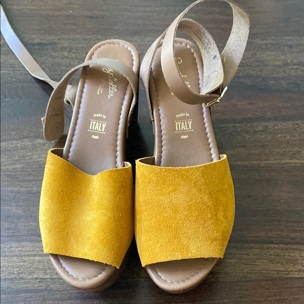 NWOT 8 Seychelles Mustard Suede Platform Sandals w/Leather Strap Never Worn!